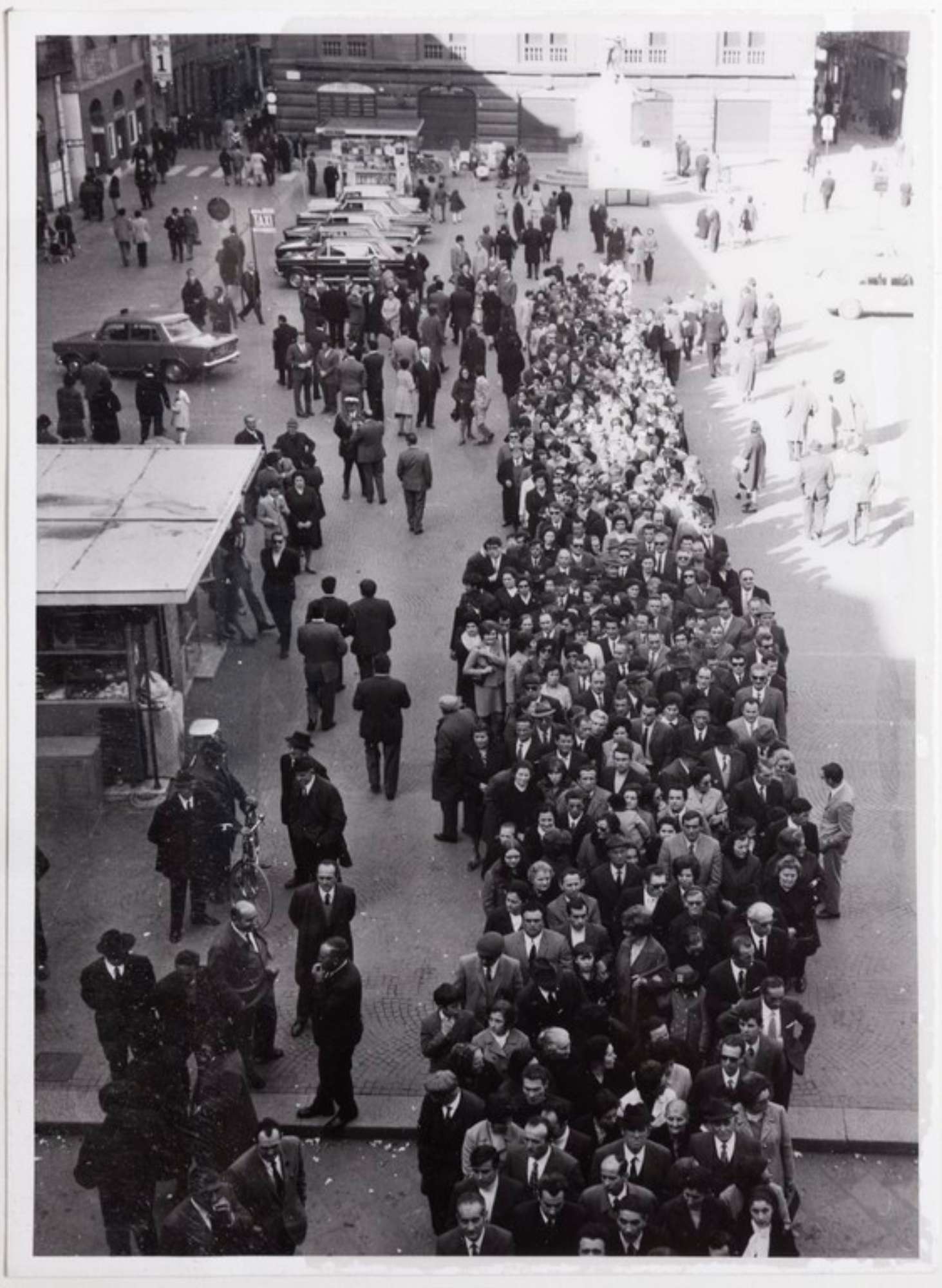 Gattatico-Reggio Emilia, 27-30 marzo 1970, Funerali di Alcide Cervi, coda di persone in Piazza Prampolini in attesa di entrare nella camera ardente ad omaggiare la salma di Papà Cervi